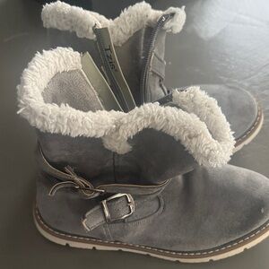 10/$10-Gray Faux Fur Lined Boots with Buckle